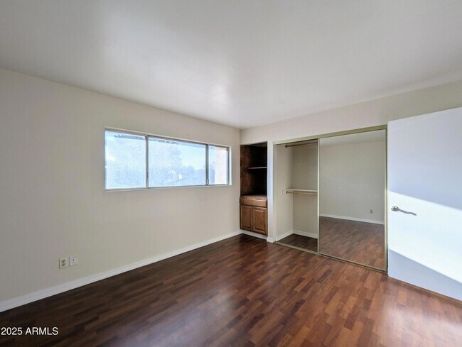 Building Photo - 2233 W Farmdale Ave