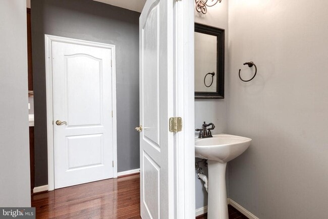 Building Photo - 1942 Glenroths Dr