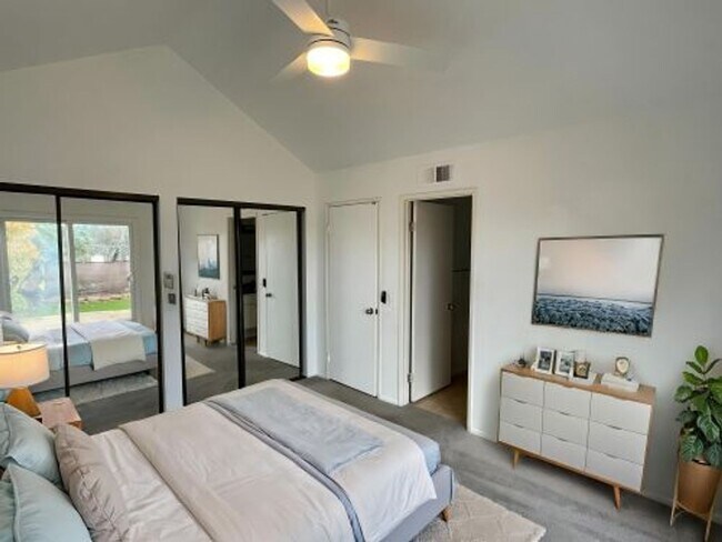 Building Photo - 2 bed 2 bath single family residence. AVAILABLE 5/16