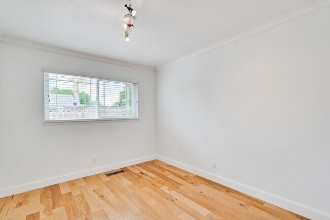 Building Photo - Spacious Home off of Hillsdale with Amazing Kitchen & Backyard! Ready to Rent.