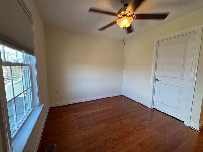 Building Photo - Beautiful Townhome in Spring Oaks!