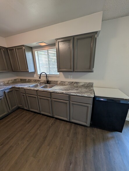 Building Photo - 1827 S Fairway Dr
