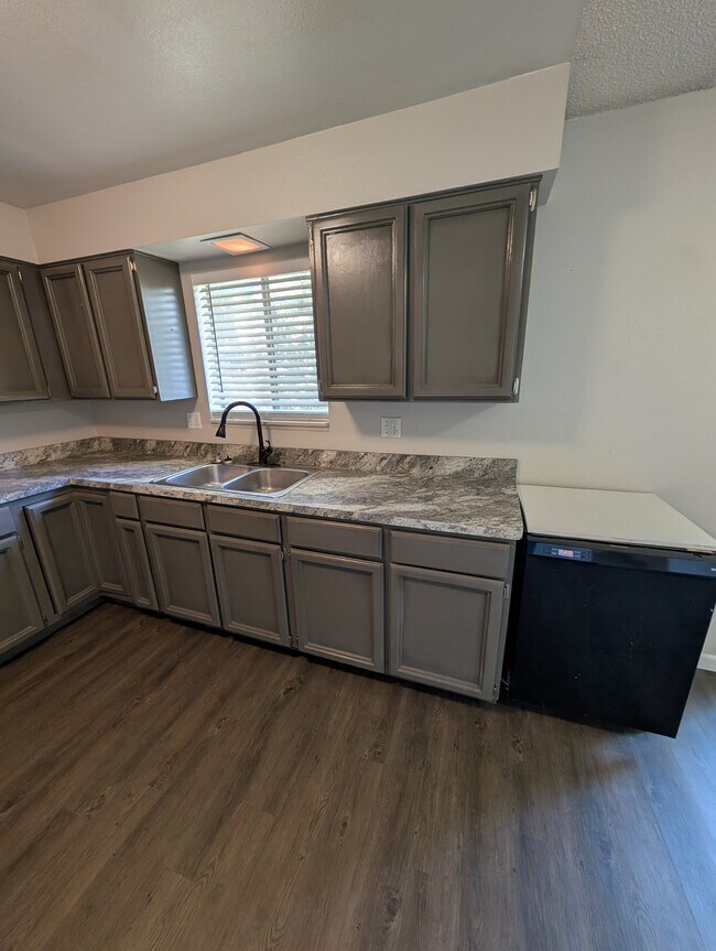 Building Photo - 1827 S Fairway Dr
