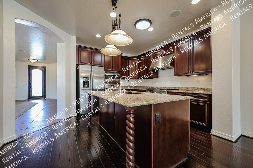 Building Photo - 613 W San Carlos Way