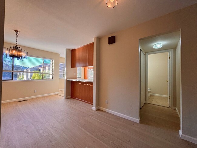 Building Photo - Updated 3BR Townhome in Forest Knolls with parking