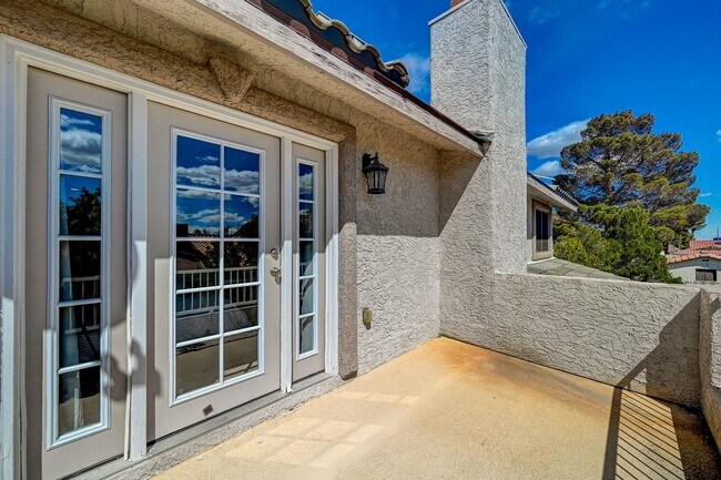 Building Photo - Charming 4 bedroom 3 bath fully furnished pool home in the heart of spring valley!