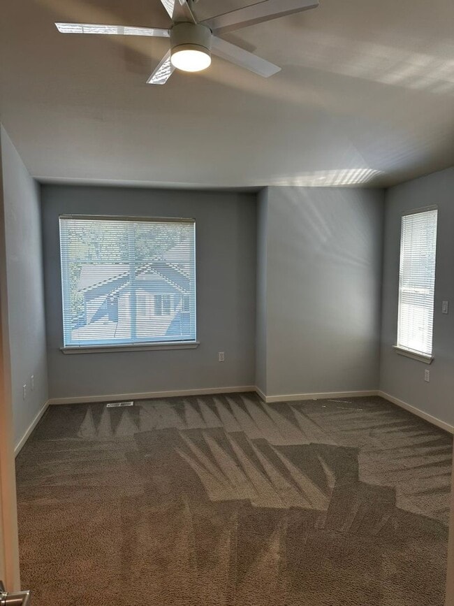 Building Photo - 3Bd/2.5Ba Bellevue Townhouse