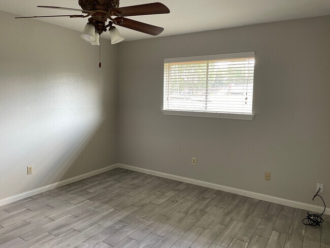 Building Photo - 10426 Sagebluff Dr
