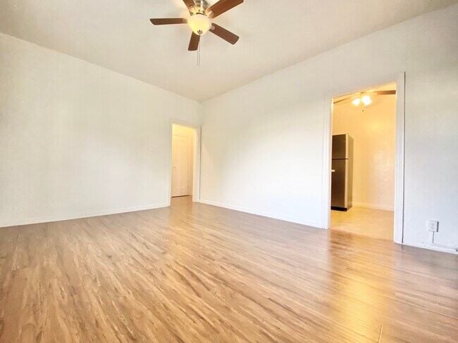Building Photo - 800 N Las Palmas Ave
