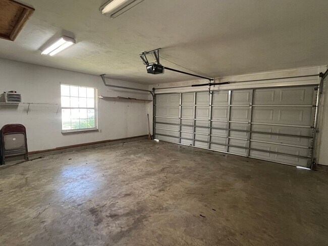 Building Photo - 3BR/2BA Home with 2 Car Garage, Fenced Yard & RV Hookups – Lake City, FL