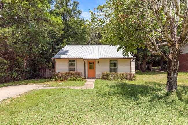 Primary Photo - AVAILABLE IN OCTOBER! 2 beds 1 bath
