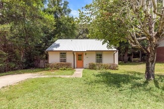 Building Photo - AVAILABLE IN OCTOBER! 2 beds 1 bath