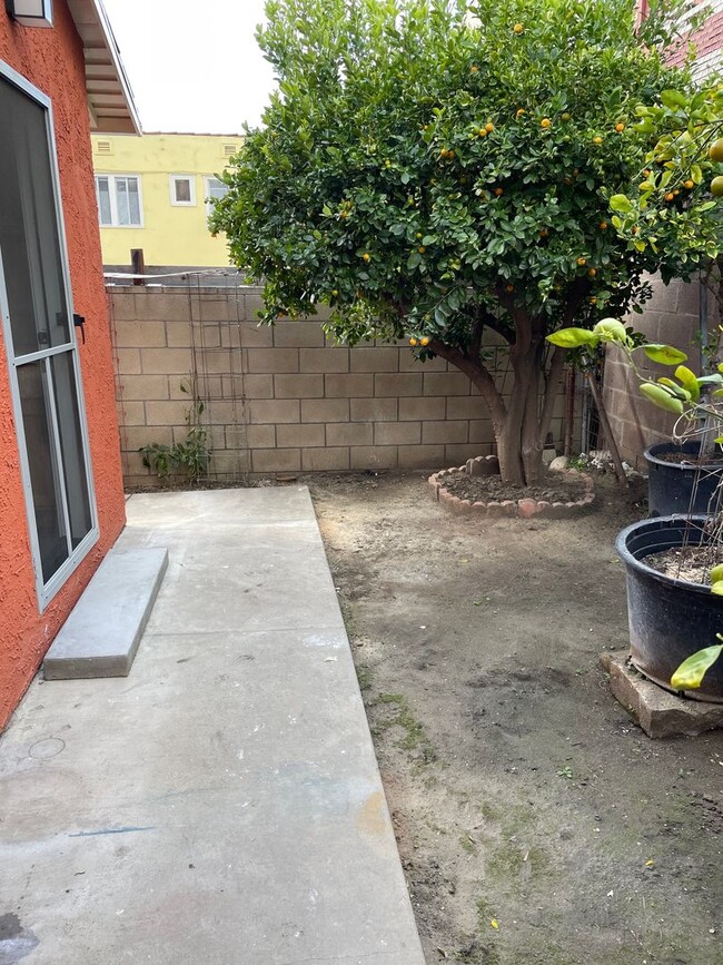Building Photo - 1 Bed 1 Bath with In Unit Laundry and AC Available in PRIME Echo Park!