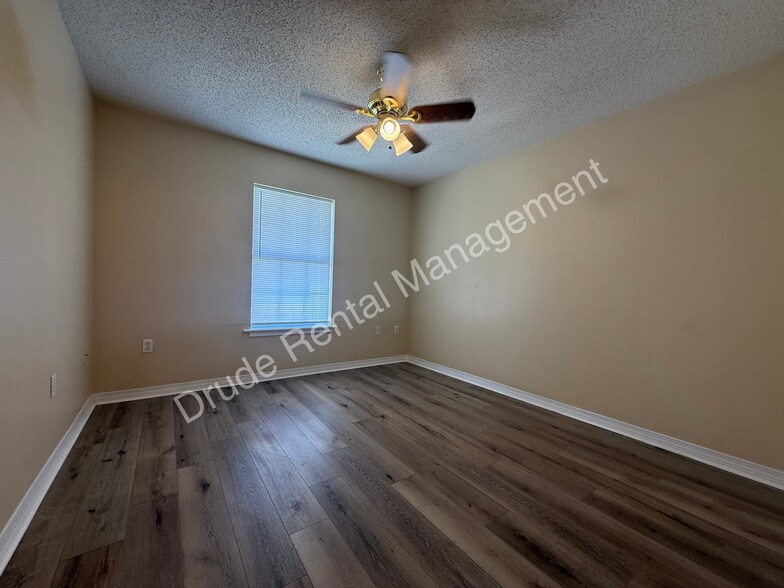 Building Photo - 508 Cedar Ln