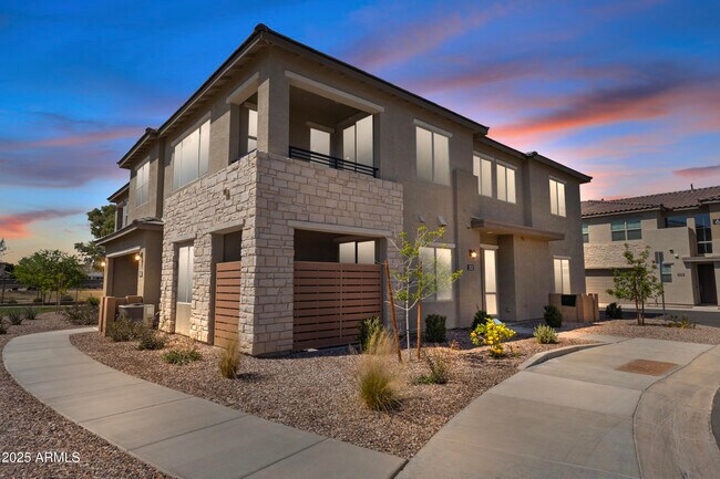 Building Photo - 675 E Ginko Ave