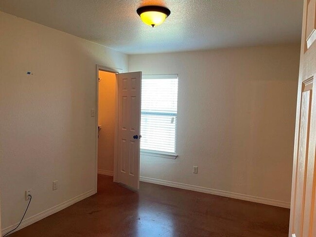 Building Photo - 504 Karey Dr