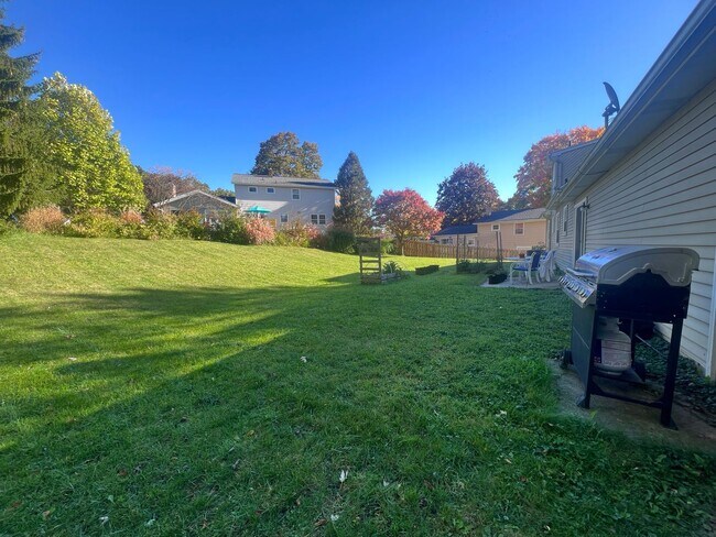 Building Photo - Four Bedroom Home in Forest Hills Schools!