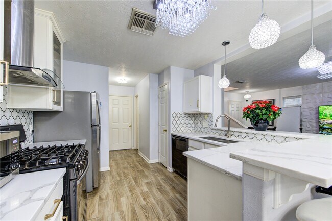 Building Photo - 19334 Strathmore Pl Ln