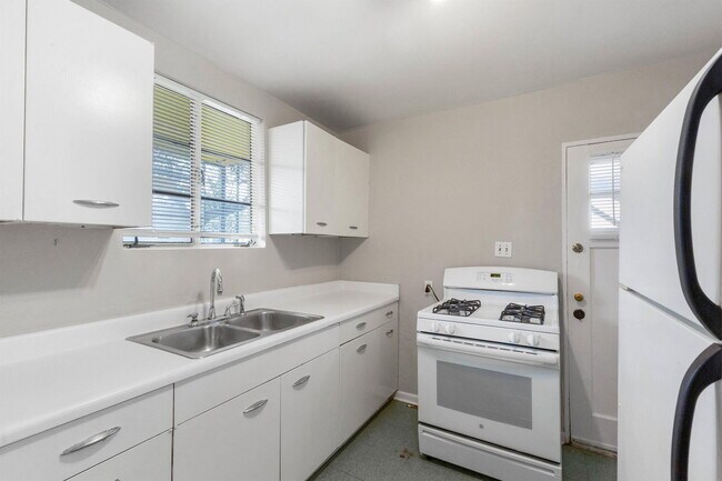 Building Photo - 3809 Maplewood Ave