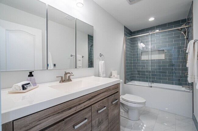 Building Photo - 2617 Caladium Dr NE