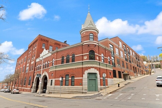 Building Photo - 251 Heath St