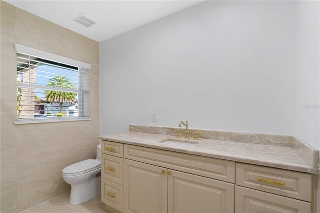 Building Photo - 3924 Versailles Dr