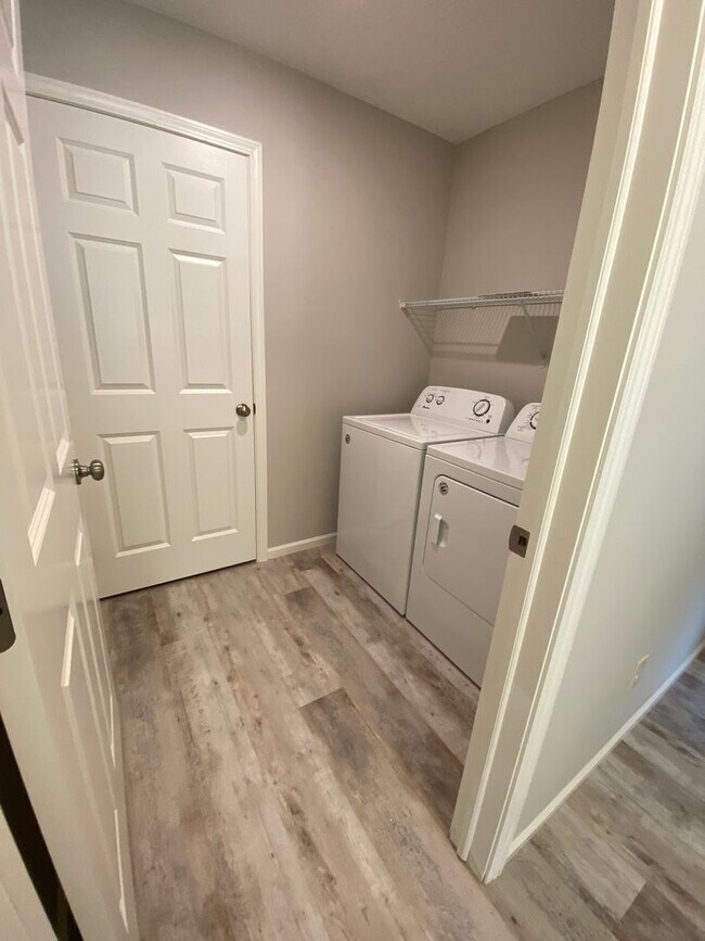 Building Photo - Updated 2 Bedroom Town Home