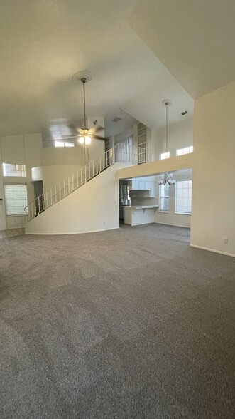 Building Photo - 645 E Champlain Dr