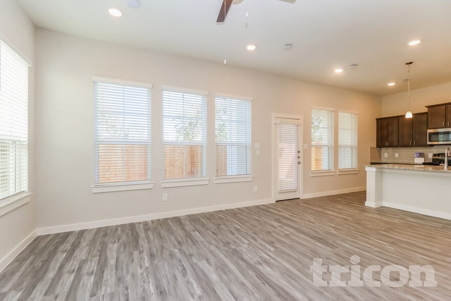 Building Photo - 9835 Willow Creek Commerce Dr