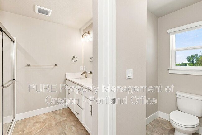 Building Photo - 582 NE Alderwood Dr