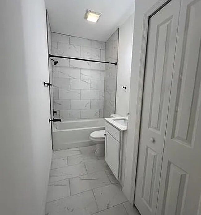 Building Photo - 4697 Golfview Blvd