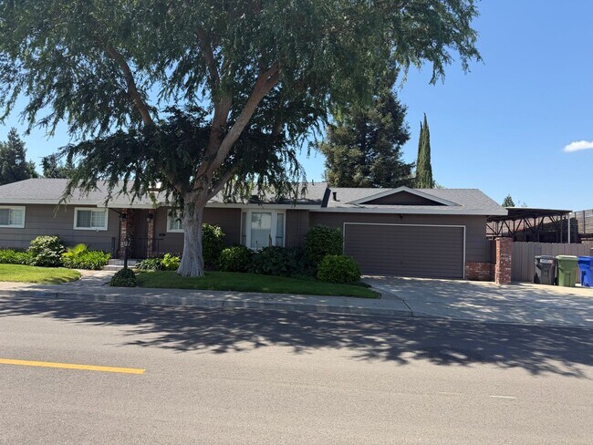 Building Photo - 3 Bedroom 2 bath with Rv Parking