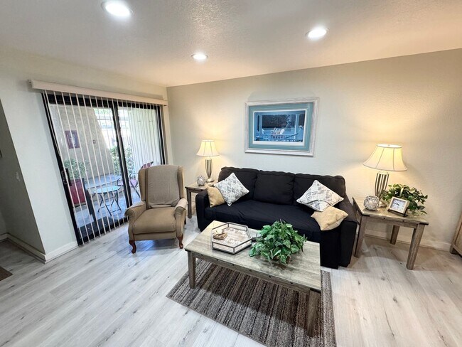 Building Photo - Long Term - Beautifully Updated 1 Bedroom Condo in Palm Springs Villas II