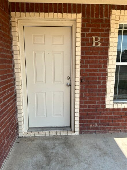 Front Door - 220 Ryan Cir Apt B