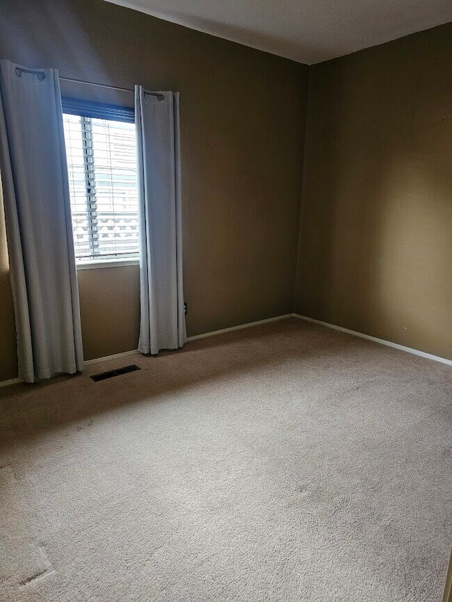 Building Photo - 2431 Pinehurst Ct