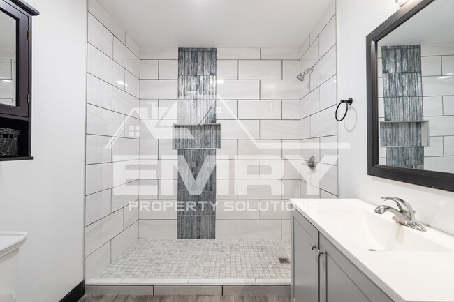 Building Photo - 942 S Gerhart Ave