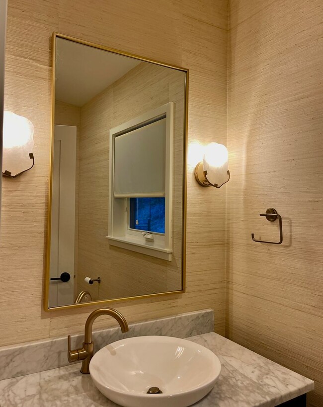 Building Photo - Absolutley stunning custom home in desirab...