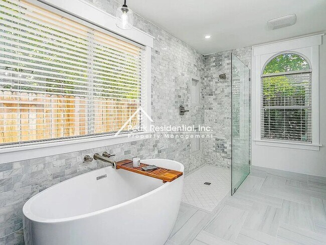 Building Photo - Updated 4bd/2ba Folsom Home with 3 Car Gar...