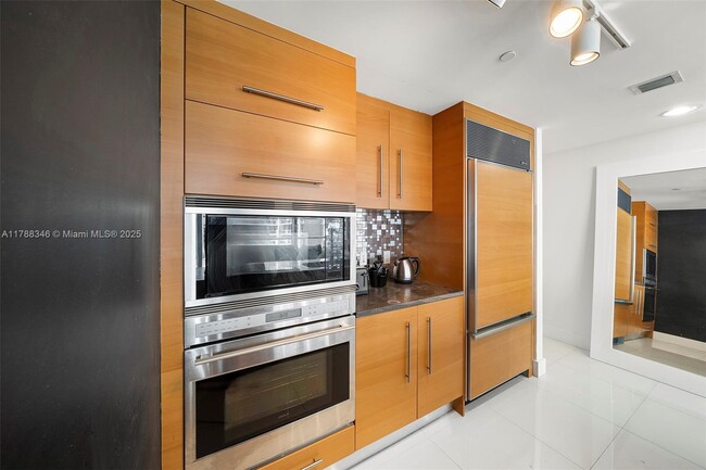 Building Photo - 495 Brickell Ave