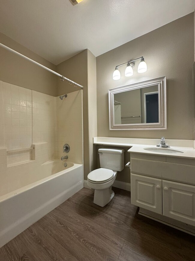 Building Photo - 3 Bed 2.5 Bath Townhome in Orange