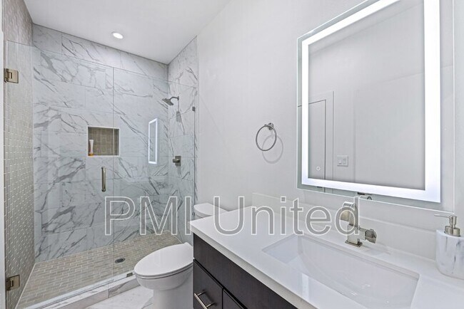 Building Photo - 425 W 9th St