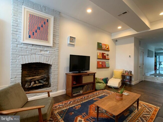 Building Photo - 513 S Regester St