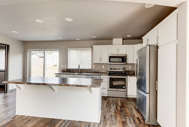 Building Photo - ***$500 off First months rent*** Stylish 3...