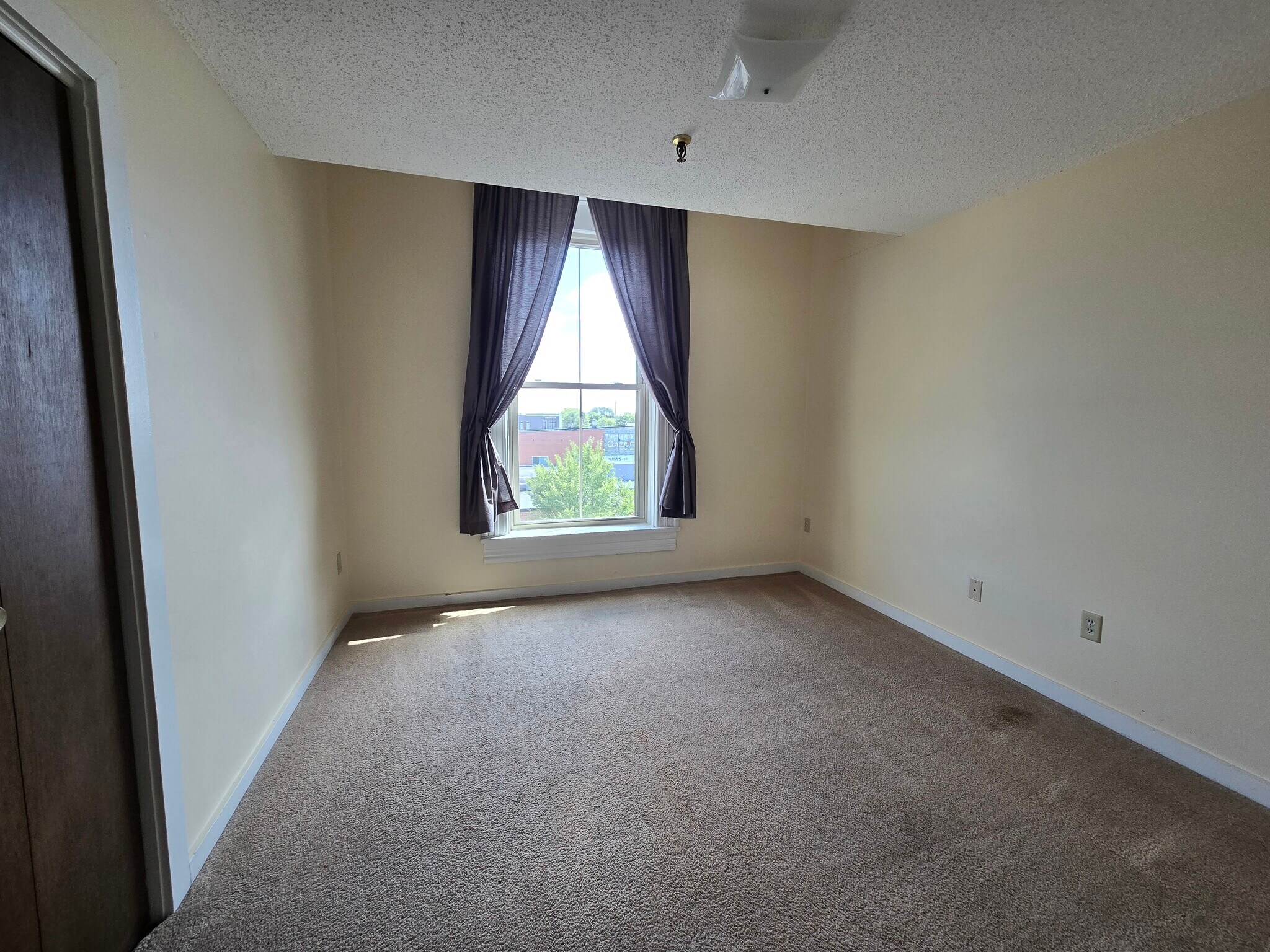 Building Photo - 217 2nd St E