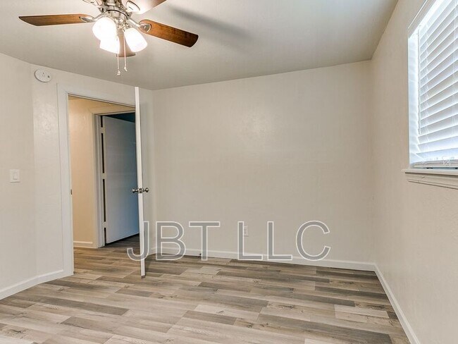 Building Photo - 4416 Meadowoak Dr