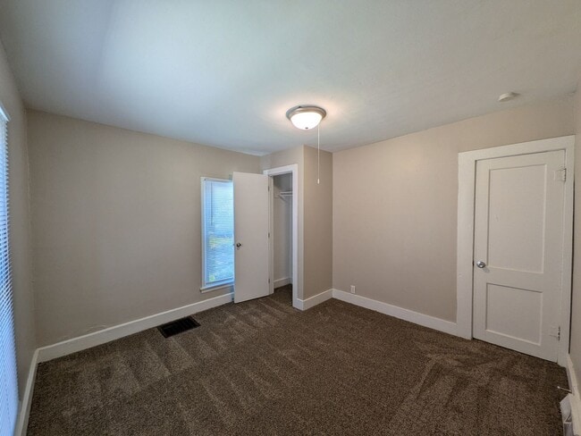 Building Photo - 3 Bedroom Home with detached garage and partially fenced yard, pet friendly!