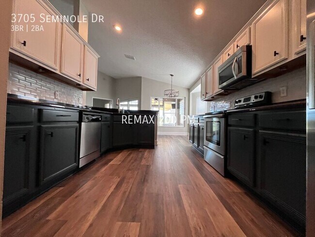Building Photo - 3705 Seminole Dr