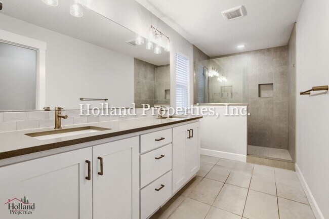 Building Photo - 3933 SE 83rd Ave