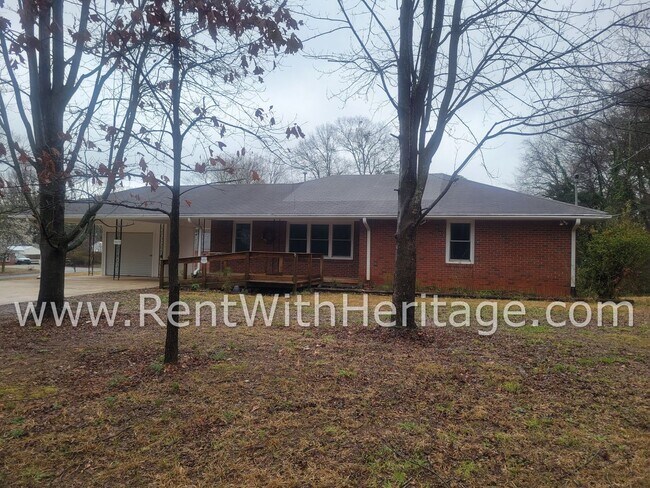 Building Photo - GRAMPA'S BUNGELOW - AWESOME BRICK RANCH WITH FULL UNFINISHED BASEMENT / GREAT LOCATION