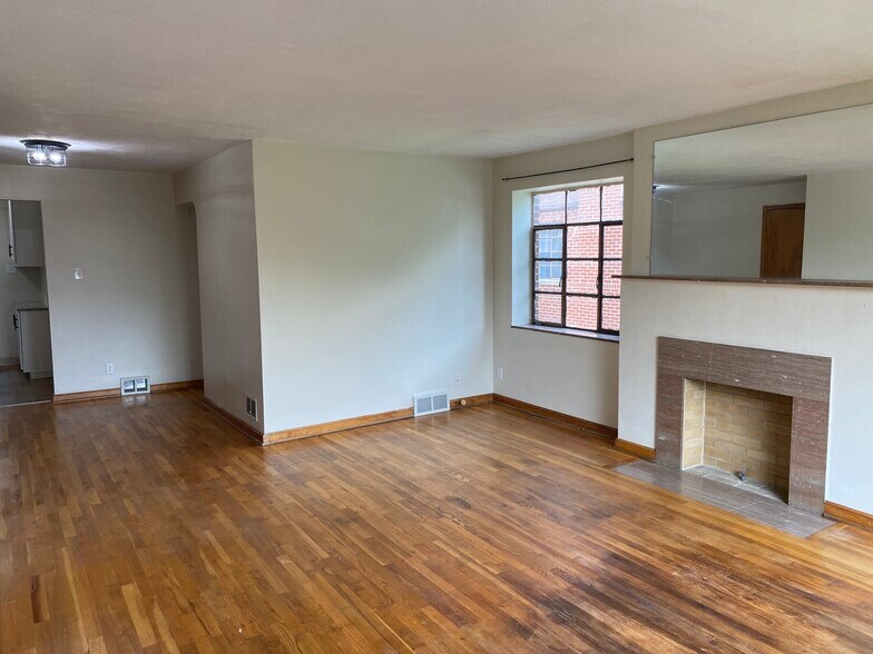 Building Photo - 1322 W 7th Ave